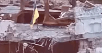 Ukraine cắm cờ ở mũi đất chiến lược, tuyên bố Nga đang rút khỏi vị trí