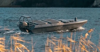 Ukraine hé lộ "tàu sân bay" không người lái mang 27 UAV AI