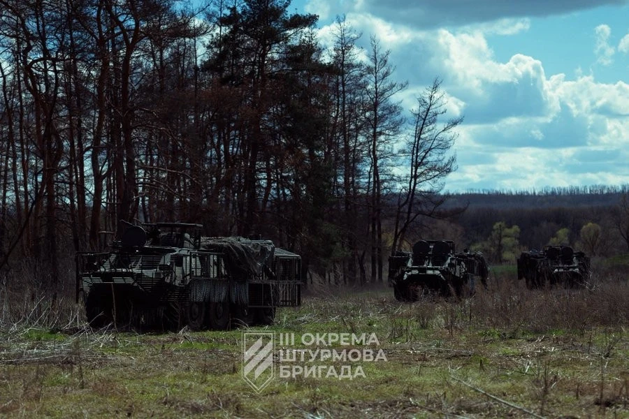 Ukraine hoán cải thiết giáp BTR-60 thành robot cảm tử mang hàng trăm kg thuốc nổ