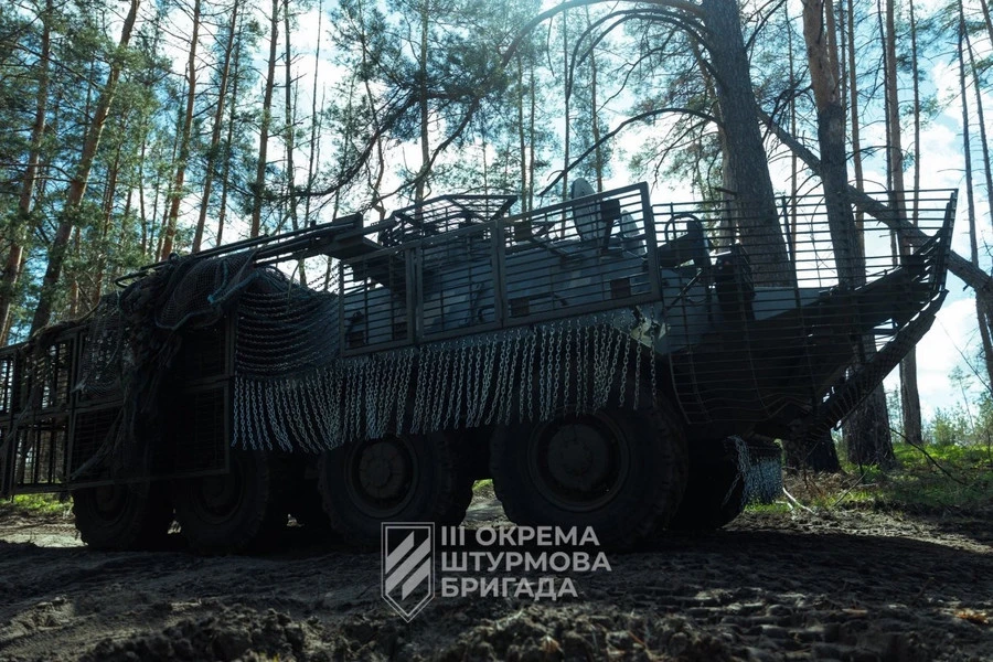 Ukraine hoán cải thiết giáp BTR-60 thành robot cảm tử mang hàng trăm kg thuốc nổ