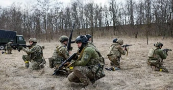 Ukraine ký luật mới cho binh sĩ là tù nhân tình nguyện nhập ngũ
