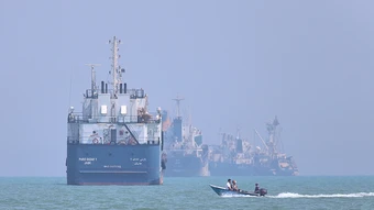 Vệ binh Iran cảnh báo xử lý 'tàu thuyền vượt Hormuz trái phép'