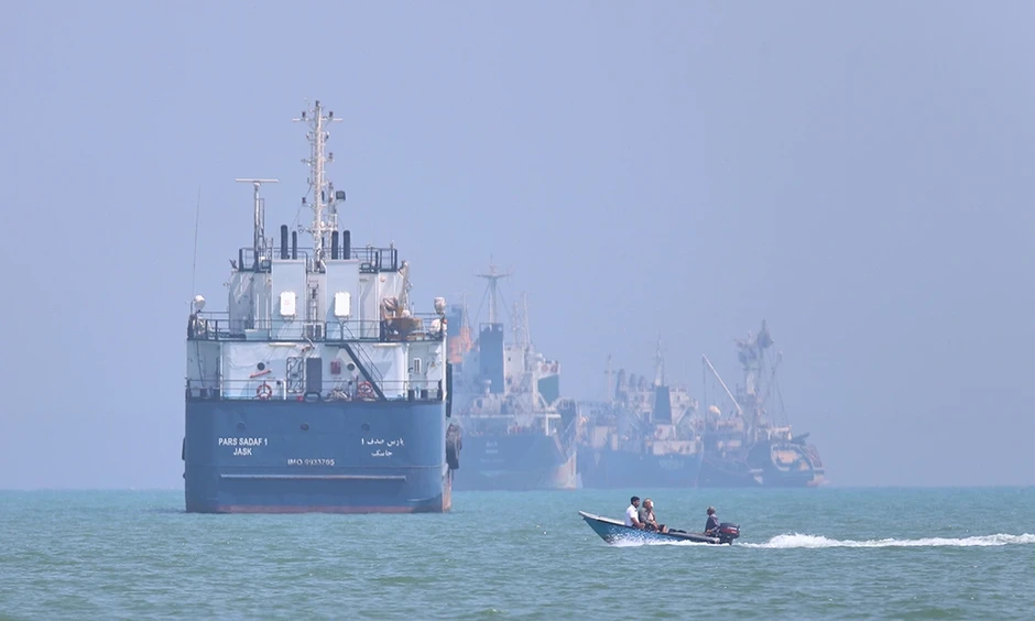 Vệ binh Iran cảnh báo xử lý 'tàu thuyền vượt Hormuz trái phép' Vệ binh Iran cảnh báo xử lý 'tàu thuyền vượt Hormuz trái phép'