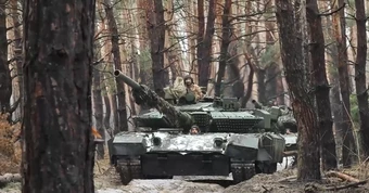 Video kíp xe tăng T-80BVM Nga bắn phá công sự của Ukraine ở Zaporizhzhia