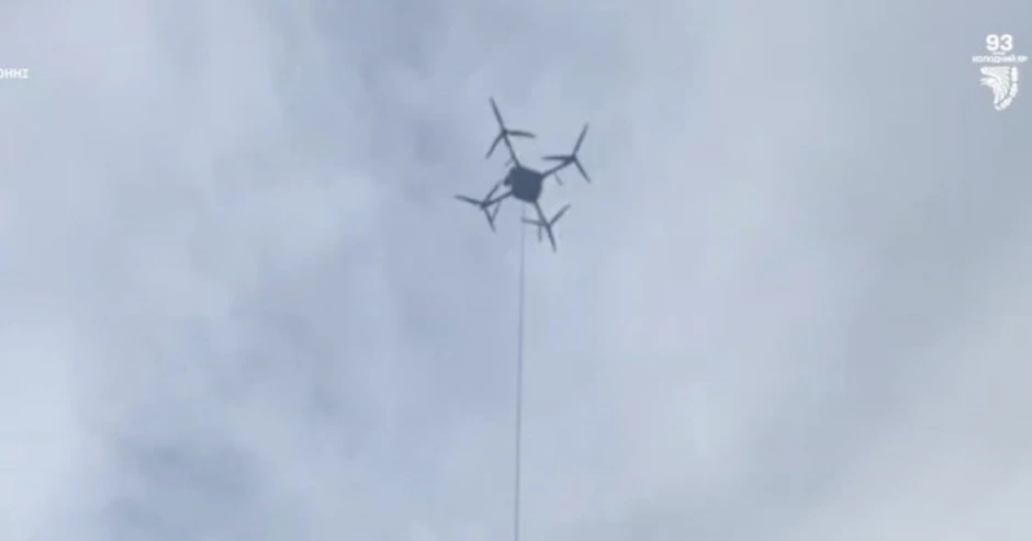 Video UAV Ukraine thả robot chiến đấu vào hậu tuyến của Nga