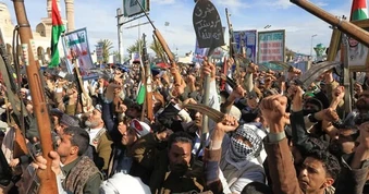 Vừa tham chiến, Houthi dọa phong tỏa eo biển chiến lược Bab al-Mandab