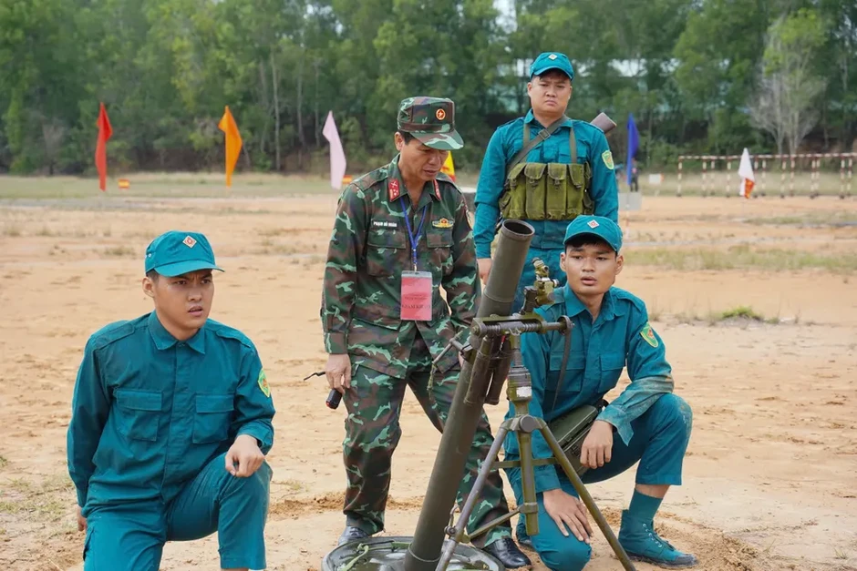 32 khẩu đội tranh tài pháo binh toàn năng dân quân tự vệ