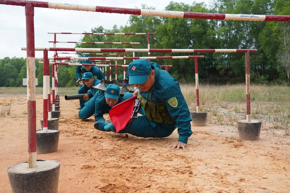 32 khẩu đội tranh tài pháo binh toàn năng dân quân tự vệ
