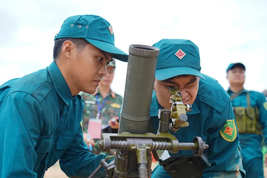 32 khẩu đội tranh tài pháo binh toàn năng dân quân tự vệ