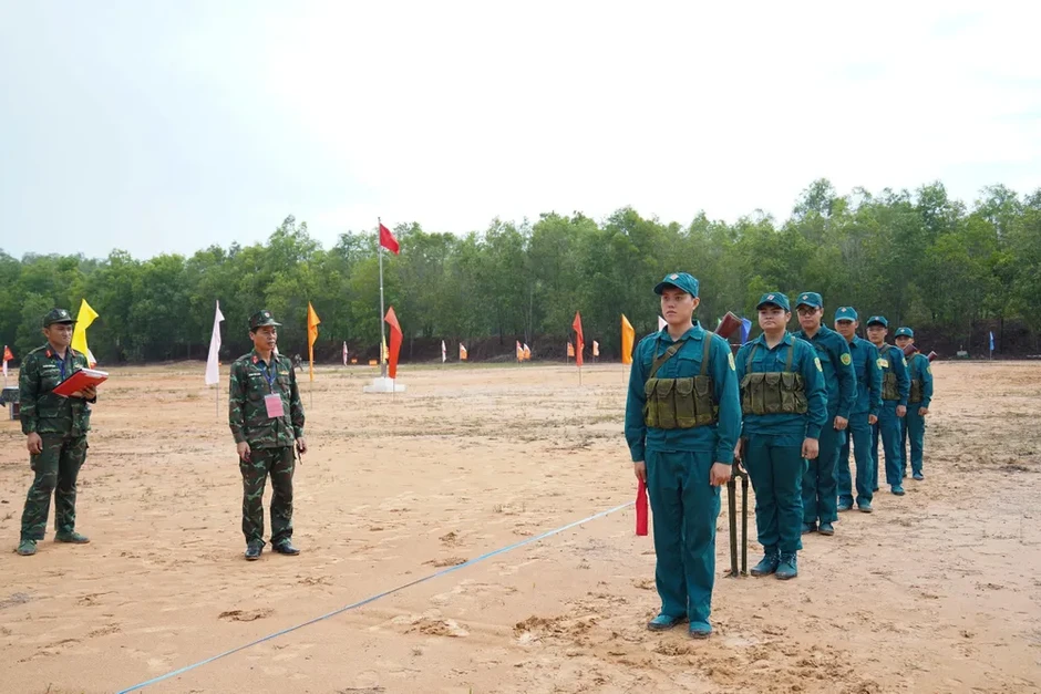 32 khẩu đội tranh tài pháo binh toàn năng dân quân tự vệ