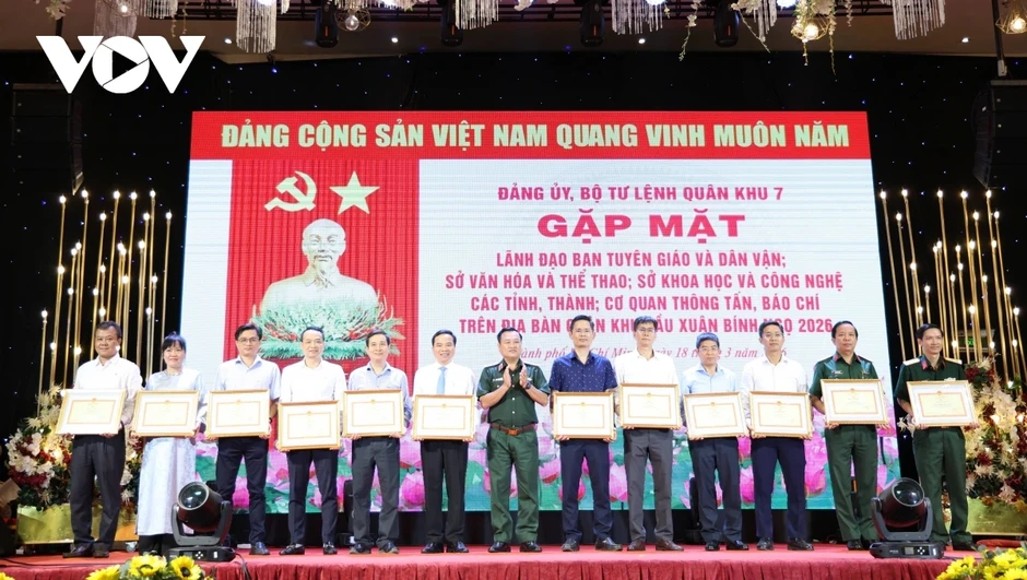 Báo chí cần chuyển mình từ trạng thái chỉ "phản ánh" sang việc "kiến tạo" Báo chí cần chuyển mình từ trạng thái chỉ "phản ánh" sang việc "kiến tạo"