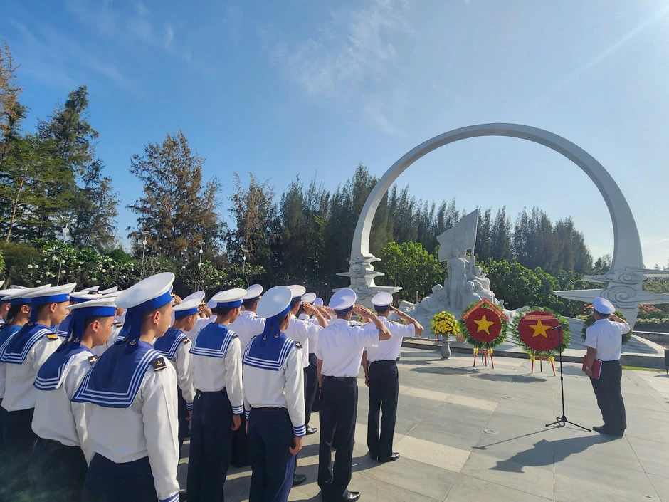 Bộ đội tàu ngầm tưởng niệm 64 liệt sĩ trận chiến Gạc Ma Bộ đội tàu ngầm tưởng niệm 64 liệt sĩ trận chiến Gạc Ma