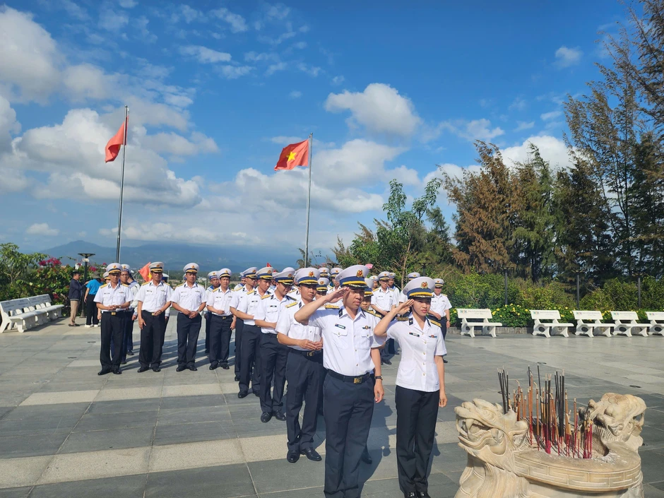Bộ đội tàu ngầm tưởng niệm 64 liệt sĩ trận chiến Gạc Ma Bộ đội tàu ngầm tưởng niệm 64 liệt sĩ trận chiến Gạc Ma