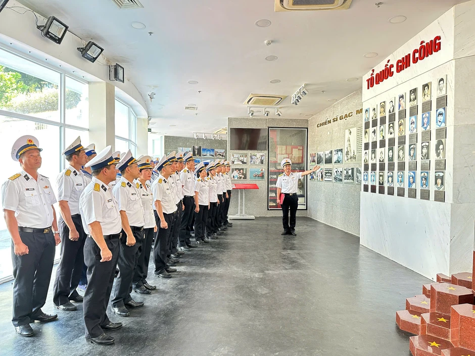 Bộ đội tàu ngầm tưởng niệm 64 liệt sĩ trận chiến Gạc Ma Bộ đội tàu ngầm tưởng niệm 64 liệt sĩ trận chiến Gạc Ma