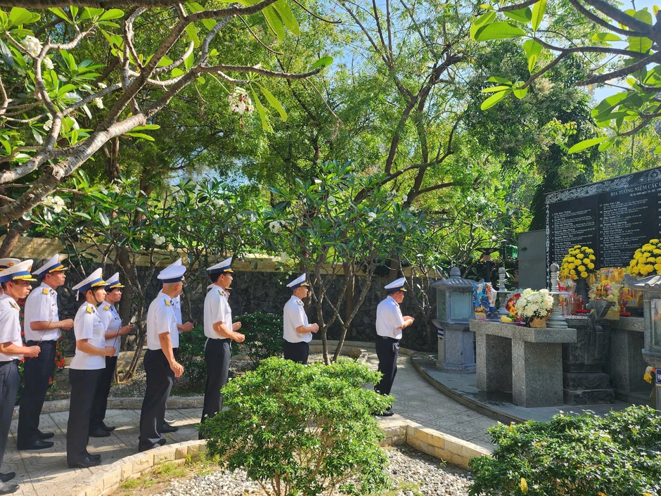 Bộ đội tàu ngầm tưởng niệm 64 liệt sĩ trận chiến Gạc Ma Bộ đội tàu ngầm tưởng niệm 64 liệt sĩ trận chiến Gạc Ma