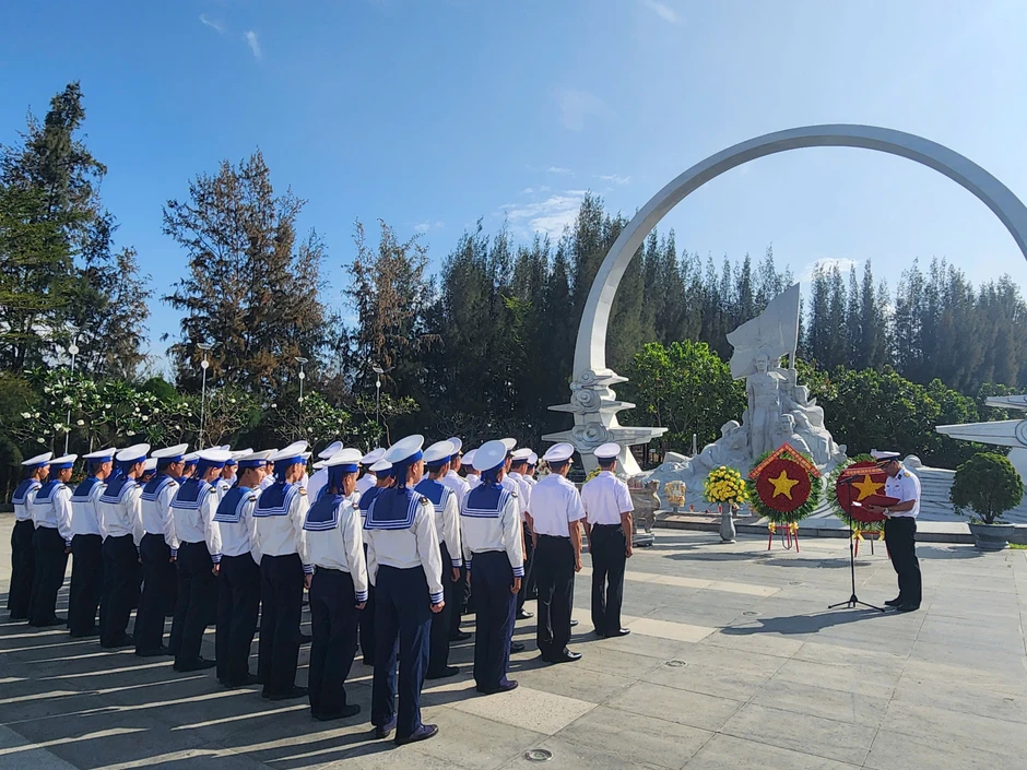 Bộ đội tàu ngầm tưởng niệm 64 liệt sĩ trận chiến Gạc Ma Bộ đội tàu ngầm tưởng niệm 64 liệt sĩ trận chiến Gạc Ma