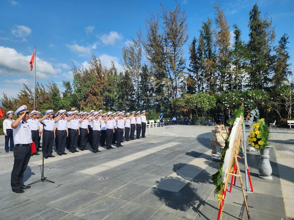 Bộ đội tàu ngầm tưởng niệm 64 liệt sĩ trận chiến Gạc Ma Bộ đội tàu ngầm tưởng niệm 64 liệt sĩ trận chiến Gạc Ma