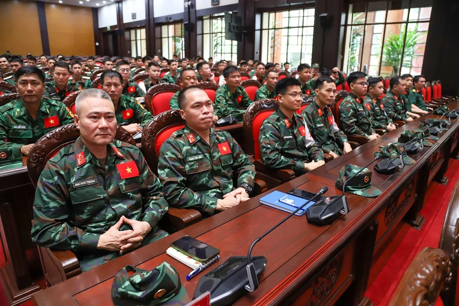 Bộ đội Việt Nam cùng quân khuyển xuất quân cứu hộ động đất Venezuela Bộ đội Việt Nam cùng quân khuyển xuất quân cứu hộ động đất Venezuela