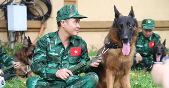Bộ đội Việt Nam cùng quân khuyển xuất quân cứu hộ động đất Venezuela