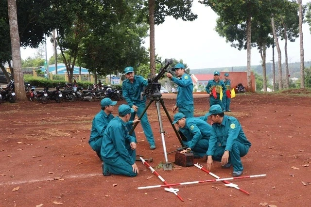 Bộ Quốc phòng giải đáp thắc mắc 'bắt buộc tham gia dân quân tự vệ do thiếu quân' Bộ Quốc phòng giải đáp thắc mắc 'bắt buộc tham gia dân quân tự vệ do thiếu quân'