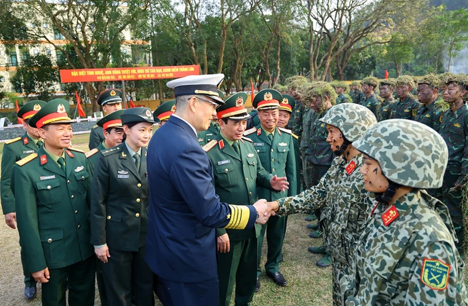 Bộ trưởng Quốc phòng Trung Quốc xem lính đặc công Việt Nam biểu diễn võ thuật