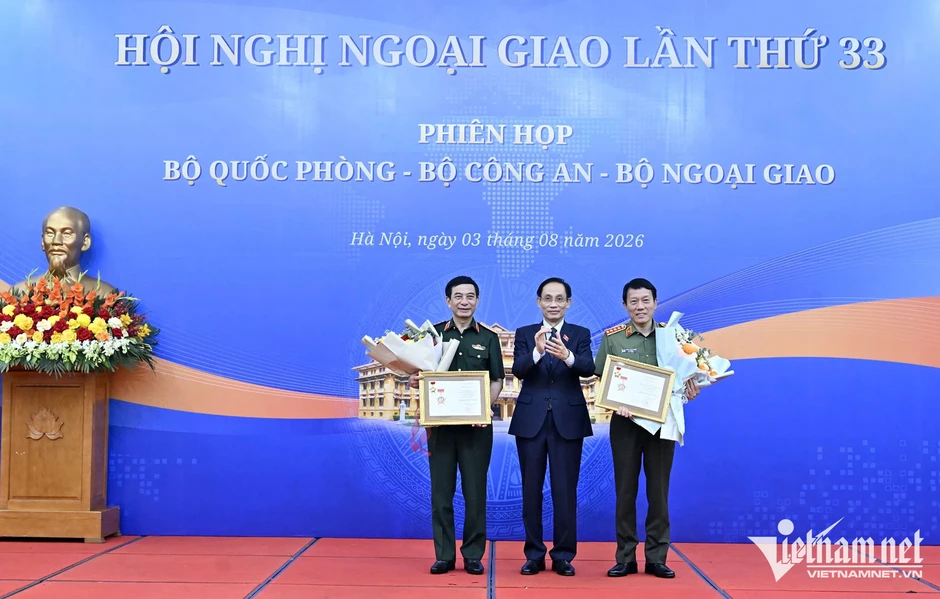 Bộ trưởng Quốc phòng và Bộ trưởng Công an nhận kỷ niệm chương Vì sự nghiệp Ngoại giao Bộ trưởng Quốc phòng và Bộ trưởng Công an nhận kỷ niệm chương Vì sự nghiệp Ngoại giao