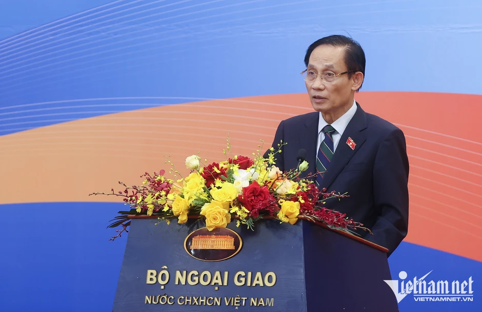 Bộ trưởng Quốc phòng và Bộ trưởng Công an nhận kỷ niệm chương Vì sự nghiệp Ngoại giao Bộ trưởng Quốc phòng và Bộ trưởng Công an nhận kỷ niệm chương Vì sự nghiệp Ngoại giao