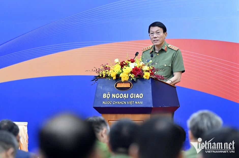Bộ trưởng Quốc phòng và Bộ trưởng Công an nhận kỷ niệm chương Vì sự nghiệp Ngoại giao Bộ trưởng Quốc phòng và Bộ trưởng Công an nhận kỷ niệm chương Vì sự nghiệp Ngoại giao
