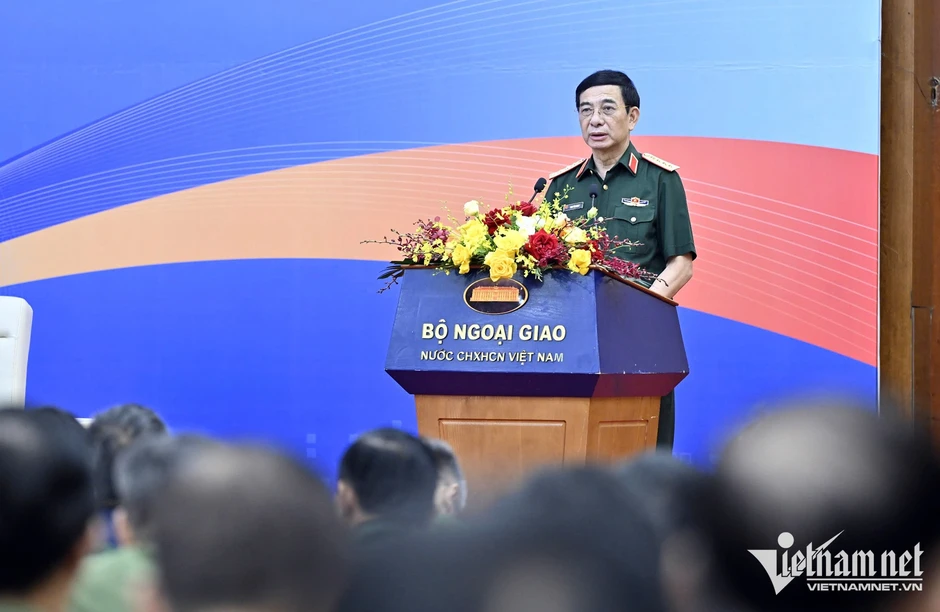 Bộ trưởng Quốc phòng và Bộ trưởng Công an nhận kỷ niệm chương Vì sự nghiệp Ngoại giao Bộ trưởng Quốc phòng và Bộ trưởng Công an nhận kỷ niệm chương Vì sự nghiệp Ngoại giao