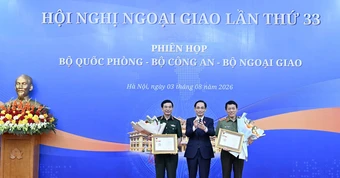 Bộ trưởng Quốc phòng và Bộ trưởng Công an nhận kỷ niệm chương Vì sự nghiệp Ngoại giao