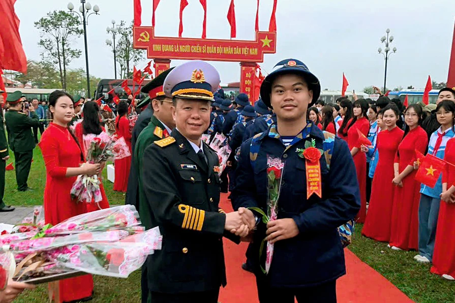 Bữa cơm đầu tiên của tân binh về đơn vị mới, sẵn sàng cho mùa huấn luyện mới Bữa cơm đầu tiên của tân binh về đơn vị mới, sẵn sàng cho mùa huấn luyện mới