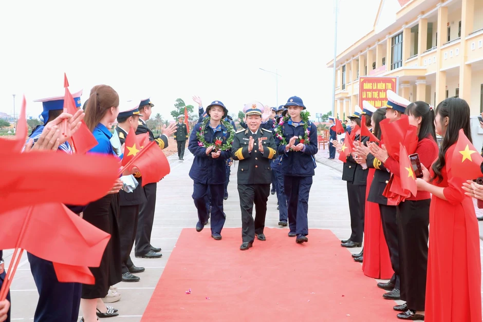 Bữa cơm đầu tiên của tân binh về đơn vị mới, sẵn sàng cho mùa huấn luyện mới Bữa cơm đầu tiên của tân binh về đơn vị mới, sẵn sàng cho mùa huấn luyện mới