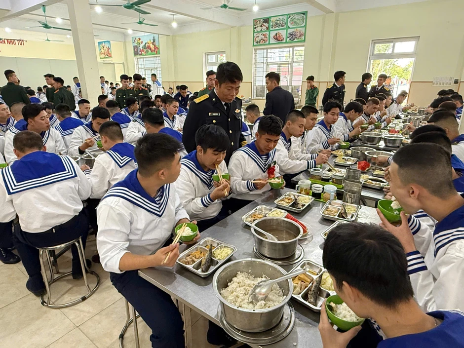 Bữa cơm đầu tiên của tân binh về đơn vị mới, sẵn sàng cho mùa huấn luyện mới Bữa cơm đầu tiên của tân binh về đơn vị mới, sẵn sàng cho mùa huấn luyện mới