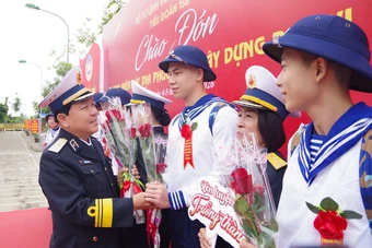Bữa cơm đầu tiên của tân binh về đơn vị mới, sẵn sàng cho mùa huấn luyện mới