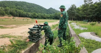 Cán bộ, chiến sĩ Bộ đội Biên phòng TPHCM kiểm tra bắn đạn thật