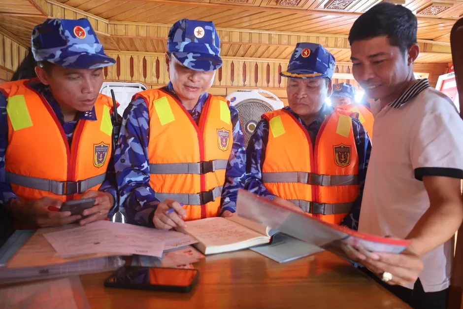 Cảnh sát biển tăng cường tuần tra, tuyên truyền chống khai thác IUU trên vùng biển Nam Trung bộ Cảnh sát biển tăng cường tuần tra, tuyên truyền chống khai thác IUU trên vùng biển Nam Trung bộ