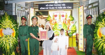Chủ tịch nước truy tặng Huân chương dũng cảm cho Trung tá Trần Văn Tùng