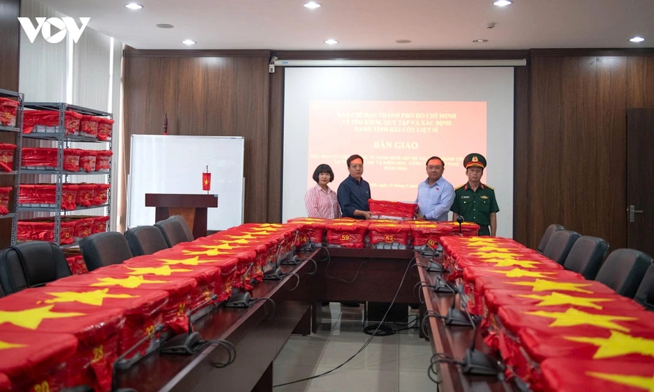 Chuyến bay đưa 7.104 mẫu hài cốt liệt sĩ giám định ADN đã đến Hà Nội Chuyến bay đưa 7.104 mẫu hài cốt liệt sĩ giám định ADN đã đến Hà Nội