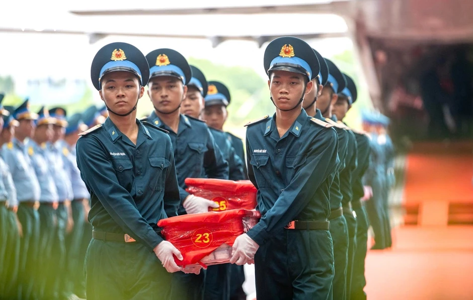 Chuyến bay đưa 7.104 mẫu hài cốt liệt sĩ giám định ADN đã đến Hà Nội Chuyến bay đưa 7.104 mẫu hài cốt liệt sĩ giám định ADN đã đến Hà Nội