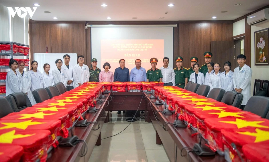 Chuyến bay đưa 7.104 mẫu hài cốt liệt sĩ giám định ADN đã đến Hà Nội Chuyến bay đưa 7.104 mẫu hài cốt liệt sĩ giám định ADN đã đến Hà Nội