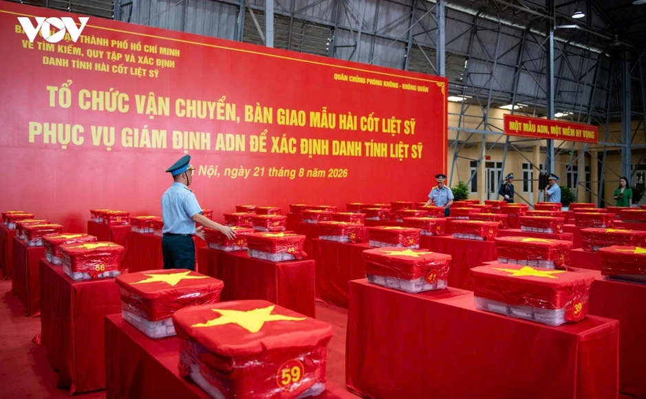 Chuyến bay đưa 7.104 mẫu hài cốt liệt sĩ giám định ADN đã đến Hà Nội Chuyến bay đưa 7.104 mẫu hài cốt liệt sĩ giám định ADN đã đến Hà Nội