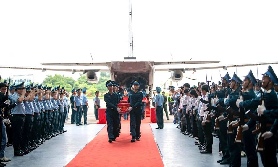 Chuyến bay đưa 7.104 mẫu hài cốt liệt sĩ giám định ADN đã đến Hà Nội Chuyến bay đưa 7.104 mẫu hài cốt liệt sĩ giám định ADN đã đến Hà Nội