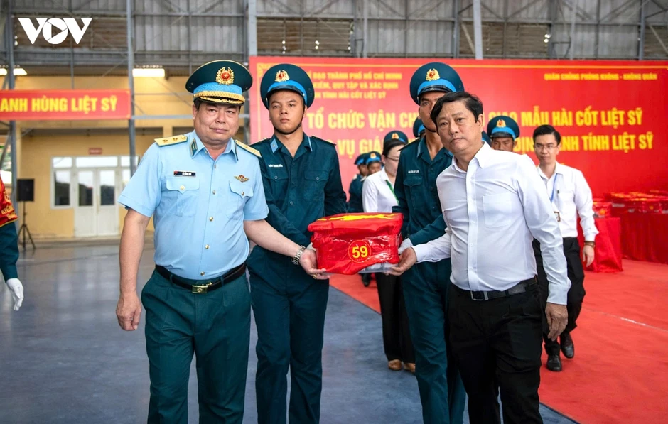Chuyến bay đưa 7.104 mẫu hài cốt liệt sĩ giám định ADN đã đến Hà Nội Chuyến bay đưa 7.104 mẫu hài cốt liệt sĩ giám định ADN đã đến Hà Nội