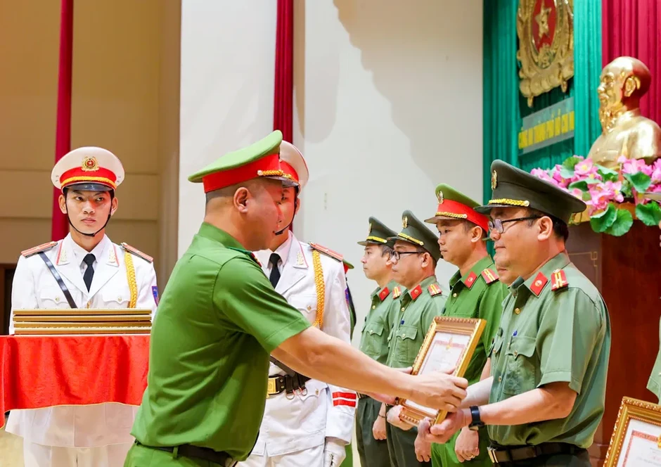 Công an TPHCM tuyên dương nhiều tập thể, cá nhân thực hiện phong trào "Ba nhất" Công an TPHCM tuyên dương nhiều tập thể, cá nhân thực hiện phong trào "Ba nhất"