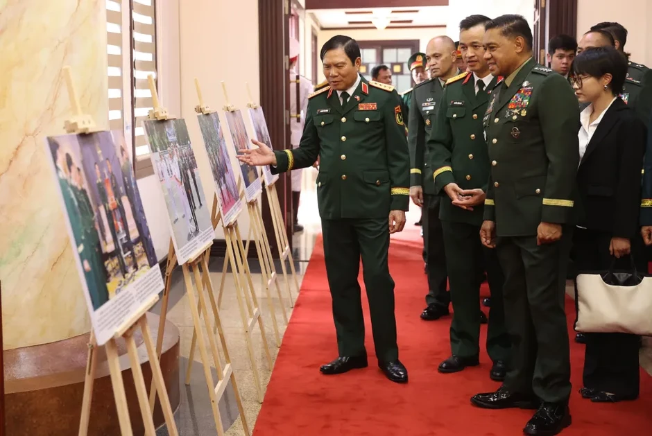 Đại tướng Nguyễn Tân Cương hội đàm với Tham mưu trưởng Lực lượng vũ trang Philippines Đại tướng Nguyễn Tân Cương hội đàm với Tham mưu trưởng Lực lượng vũ trang Philippines
