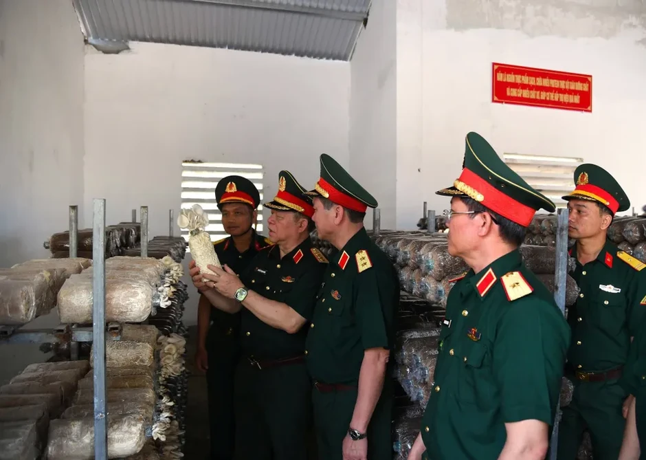 Đại tướng Nguyễn Trọng Nghĩa thăm, làm việc tại Trường Thiếu sinh quân miền Trung Đại tướng Nguyễn Trọng Nghĩa thăm, làm việc tại Trường Thiếu sinh quân miền Trung