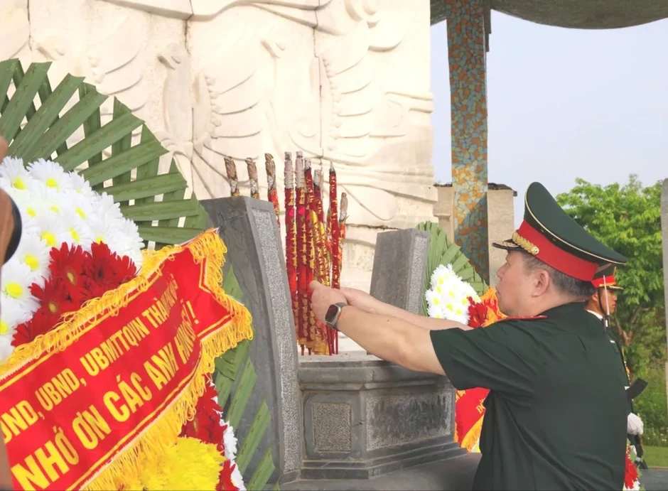 Đại tướng Nguyễn Trọng Nghĩa thăm, làm việc tại Trường Thiếu sinh quân miền Trung Đại tướng Nguyễn Trọng Nghĩa thăm, làm việc tại Trường Thiếu sinh quân miền Trung
