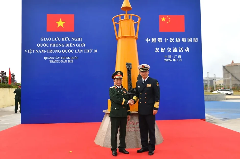 Đại tướng Phan Văn Giang và Thượng tướng Đổng Quân tham quan bia kỷ niệm "Đường Hồ Chí Minh trên biển” Đại tướng Phan Văn Giang và Thượng tướng Đổng Quân tham quan bia kỷ niệm "Đường Hồ Chí Minh trên biển”