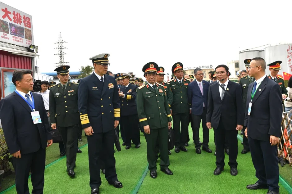 Đại tướng Phan Văn Giang và Thượng tướng Đổng Quân tham quan bia kỷ niệm "Đường Hồ Chí Minh trên biển” Đại tướng Phan Văn Giang và Thượng tướng Đổng Quân tham quan bia kỷ niệm "Đường Hồ Chí Minh trên biển”