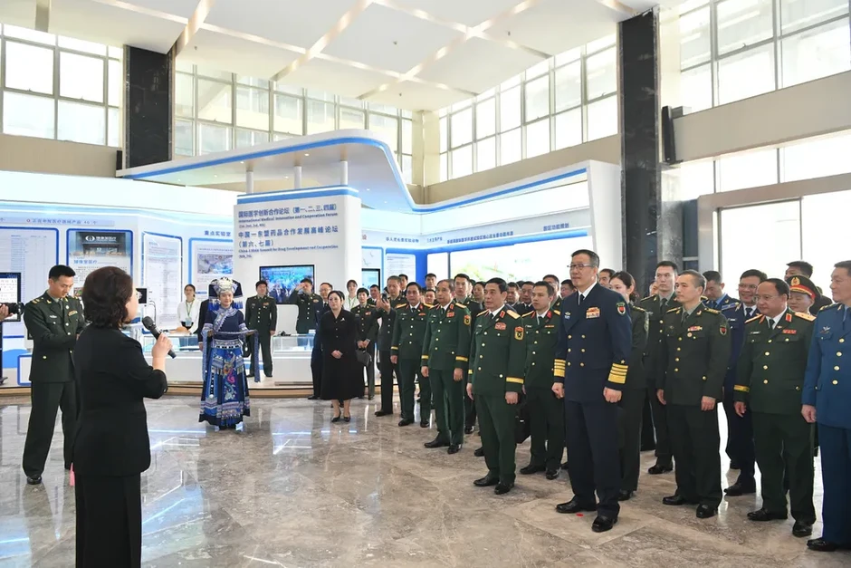 Đại tướng Phan Văn Giang và Thượng tướng Đổng Quân tham quan bia kỷ niệm "Đường Hồ Chí Minh trên biển” Đại tướng Phan Văn Giang và Thượng tướng Đổng Quân tham quan bia kỷ niệm "Đường Hồ Chí Minh trên biển”